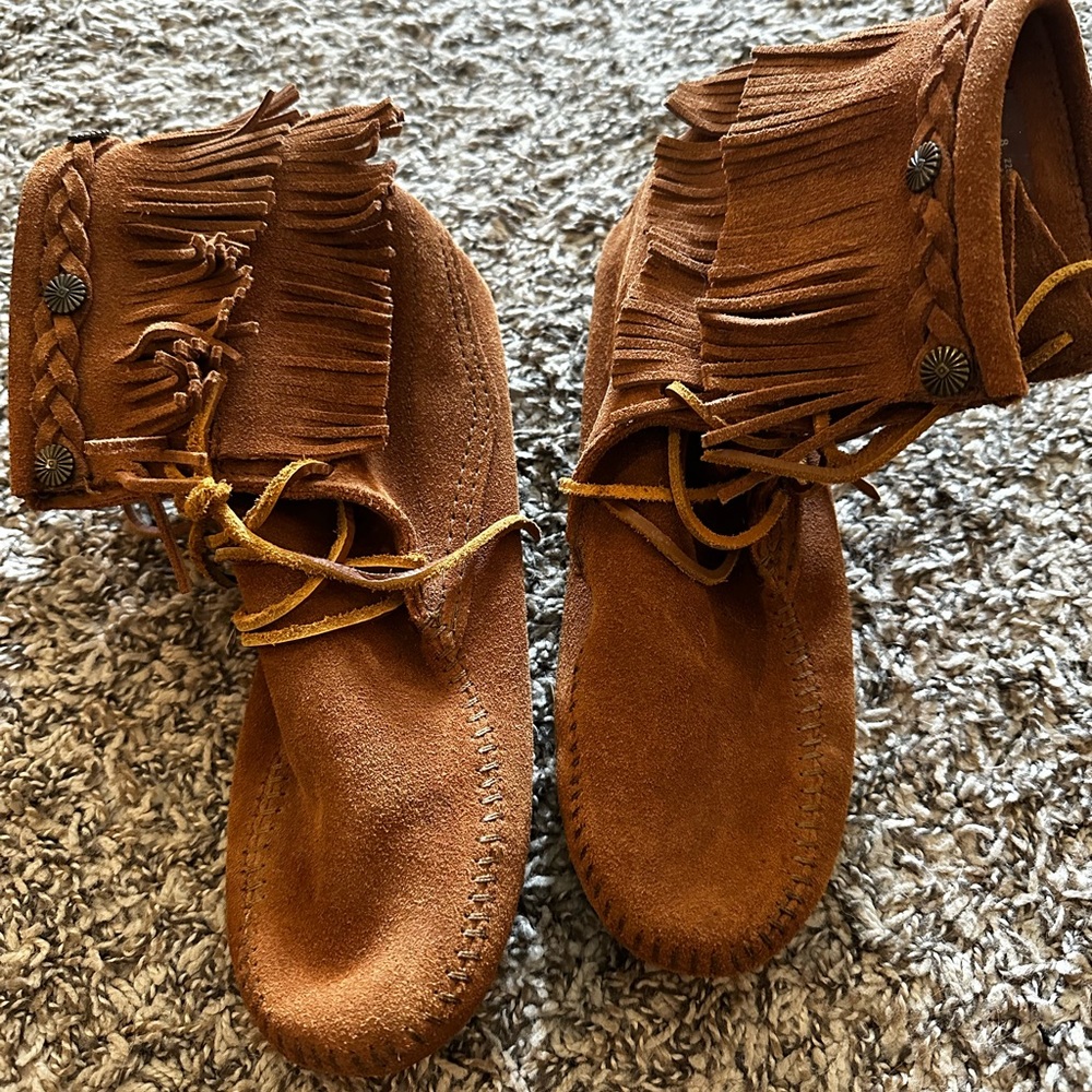 Minnetonka boots. Size 8 in women’s. Chestnut color.
